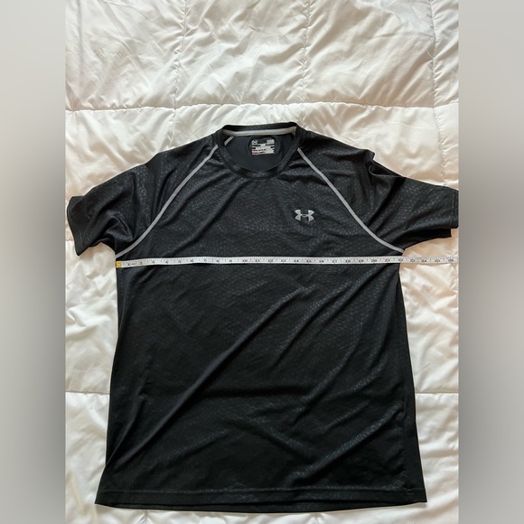 Under Armour HEATGEAR black athletic shirt - Picture 1 of 3